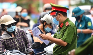 Hà Nội: Yêu cầu thêm giấy tờ đối với người đi đường