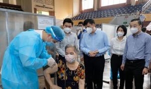 Hà Nội đã đạt hơn 300.000 mũi tiêm vaccine trong một ngày 