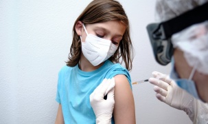 Anh: Xem xét tiêm chủng vaccine cho trẻ em 12-15 tuổi