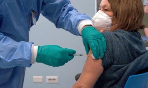 Quyết định tiêm vaccine mũi thứ 3 cho người dễ bị tổn thương