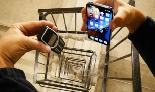 Màn đọ độ bền giữa iPhone 13 Pro và Nokia 3310