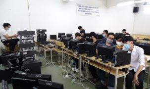 Công xưởng 'tái sinh' máy tính cũ tặng học trò nghèo
