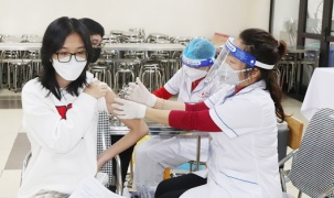 Hà Nội không dừng tiêm vắc xin phòng Covid-19 cho học sinh