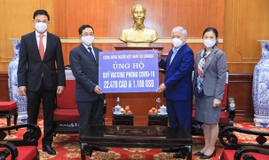 Chủ tịch MTTQ Việt Nam tiếp nhận ủng hộ phòng, chống COVID-19 từ kiều bào