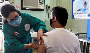 Cuba chuẩn bị ra mắt vaccine Mambisa phòng Covid-19 dạng xịt