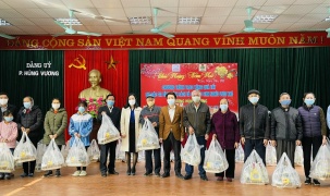 Toyota Việt Nam trao quà Tết cho các hộ gia đình chính sách và trẻ em có hoàn cảnh khó khăn tại Vĩnh Phúc