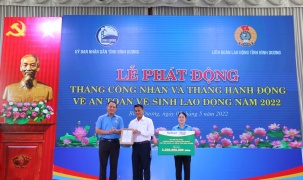 Nutifood phối hợp 'Quỹ phát triển tài năng Việt' của Ông Bầu trao hàng ngàn quà tặng trị giá 2,2 tỷ đồng cho công nhân Bình Dương
