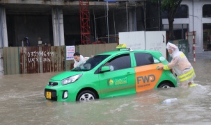 Cảnh sát giao thông Vĩnh Phúc - Hỗ trợ người dân đi qua các đoạn đường bị ngập úng sau trận mưa lớn đêm 22, rạng sáng 23/5/2022