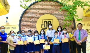 Quỹ Phát triển Tài năng Việt của Ông Bầu chắp cánh ước mơ cho học sinh hiếu học