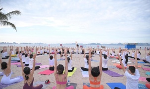200 người thiền và diễn tập Yoga trên bãi biển vịnh Hạ Long