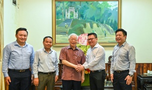 Tổng Bí thư Nguyễn Phú Trọng tặng hoa, chúc mừng Báo Nhân Dân