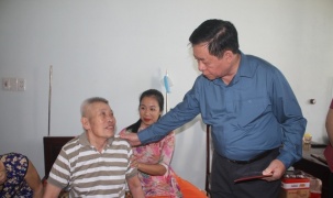 Trưởng Ban Tuyên giáo Trung ương thăm, động viên người có công tại Quảng Nam
