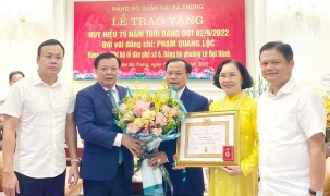 Trao Huy hiệu 75 năm tuổi Đảng tặng hai đảng viên lão thành