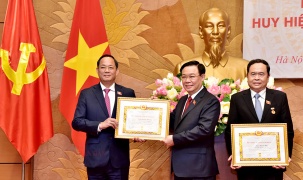 Chủ tịch Quốc hội trao Huy hiệu 40 năm tuổi Đảng tặng các Phó Chủ tịch Quốc hội Trần Thanh Mẫn, Trần Quang Phương