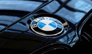 CEO BMW: Chưa ấn định ngày ngừng sản xuất xe chạy bằng xăng