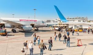 Hơn 58% khách chọn du lịch bằng máy bay, hạ tầng sân bay có đáp ứng đủ?