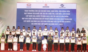 Ninh Bình khen thưởng 298 học sinh, sinh viên xuất sắc năm 2022
