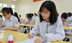 Học sinh Hà Nội đến trường xem danh sách dự tuyển lớp 10, kiểm tra lại thông tin