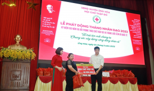 Huyện Ứng Hoà trao tặng hàng trăm suất quà cho gia đình khó khăn, trẻ em mồ côi 