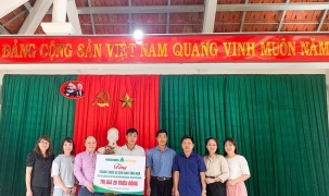 Phục Hưng Holdings trao tặng quà cho bà con bản Ao Lươn, xã Kỳ Phú, huyện Nho Quan, Ninh Bình