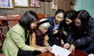 Hà Nội hỗ trợ người dân mở tài khoản chi trả an sinh xã hội trong cả ngày nghỉ