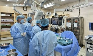 Bác sĩ Việt Nam can thiệp tim phức tạp truyền hình trực tiếp tới Singapore