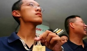 ‘Thần đồng’ 17 tuổi giành huy chương vàng Olympic Toán Quốc tế, từ chối học bổng 1,8 tỷ đồng của Viện công nghệ lớn nhất nước Mỹ để đi tu