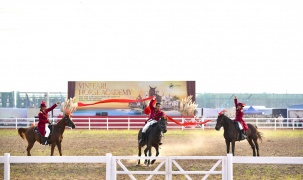 Choáng ngợp với màn ra mắt của Học viện cưỡi ngựa đầu tiên tại Việt Nam trên đảo Vũ Yên