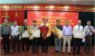 Đảng bộ VUSTA trao tặng Huy hiệu Đảng cho 10 đảng viên