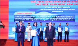 Lãnh đạo công đoàn TSC Vietcombank nhận Giải thưởng Nguyễn Văn Linh