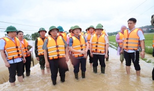 Thủ tướng chỉ đạo bảo đảm an toàn đê điều, hồ đập; triển khai phương tiện, kể cả trực thăng, hỗ trợ người dân