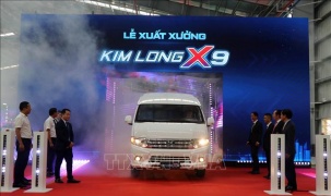 'Trình làng' xe minibus đầu tiên mang thương hiệu Việt