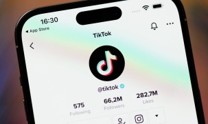 Apple thúc giục TikTok nâng cao độ tuổi khuyến nghị giữa những lo ngại về sức khỏe tâm thần