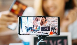 Thắt chặt thuế đối với người nổi tiếng livestream bán hàng: Có cần 