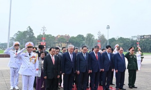 Lãnh đạo Đảng, Nhà nước vào Lăng viếng Chủ tịch Hồ Chí Minh nhân kỷ niệm 50 năm Ngày Giải phóng miền Nam, thống nhất đất nước