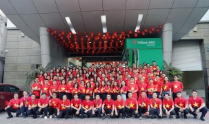 Những khoảnh khắc tháng 4 khó quên: VPBanker cùng nhau mặc áo cờ đỏ sao vàng, hát Quốc ca