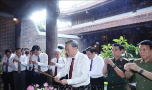 Tổng Bí thư Tô Lâm dâng hương tưởng nhớ Chủ tịch Hồ Chí Minh tại Nghệ An