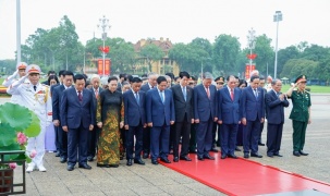 Kỷ niệm 135 năm Ngày sinh Chủ tịch Hồ Chí Minh: Lãnh đạo Đảng, Nhà nước vào Lăng viếng Bác