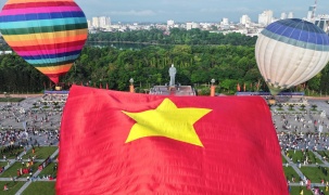 Xúc động hình ảnh đại kỳ tung bay trên quảng trường Hồ Chí Minh