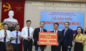 Bộ trưởng Nguyễn Mạnh Hùng trao tặng Phòng thực hành giáo dục STEM cho Trường THPT chuyên ĐH Sư phạm