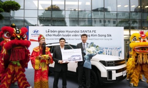 Hyundai Thành Công Việt Nam bàn giao xe Hyundai Santa Fe 2.5 Turbo cho HLV Kim Sang Sik