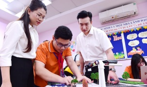 Hai học sinh lớp 8 thiết kế sản phẩm AI giải quyết ùn tắc giao thông