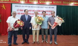 Đảng ủy Liên hiệp Hội Việt Nam trao huy hiệu Đảng cho 26 đảng viên