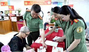 Mở đợt cao điểm 50 ngày đêm cấp định danh điện tử cho người nước ngoài lao động, học tập tại Việt Nam