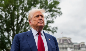 Tổng thống Trump tuyên bố áp thuế 100% với con chip nhập khẩu