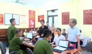 Xã Vân Đình tăng tốc đổi thẻ đảng viên, hướng tới chuyển đổi số đồng bộ