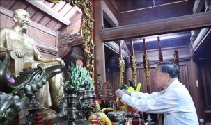 Tổng Bí thư Tô Lâm dâng hương tưởng niệm các vị tiền bối cách mạng tại Tuyên Quang