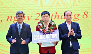 Học sinh đạt Huy chương Bạc Olympic Tin học quốc tế được tỉnh Lâm Đồng thưởng 200 triệu đồng
