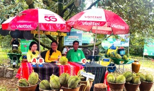 Nữ bí thư xã livestream bán sầu riêng giúp nông dân