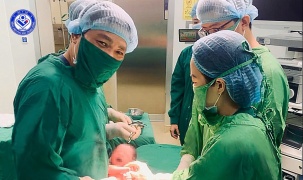 Bé gái chào đời từ phôi thai trữ đông 11 năm
